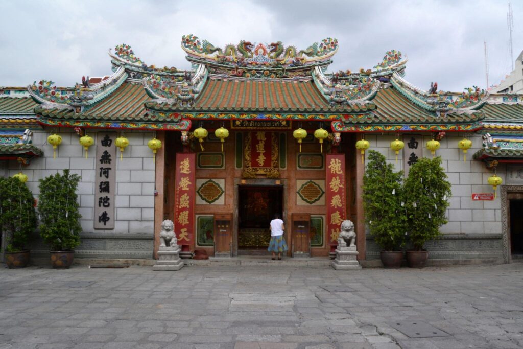 wat Mangkon temple in bangkok